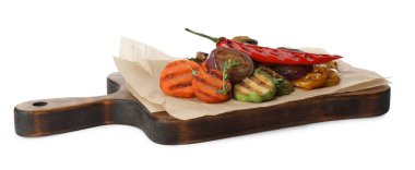 Beyaz arka planda lezzetli ızgara sebzeler.