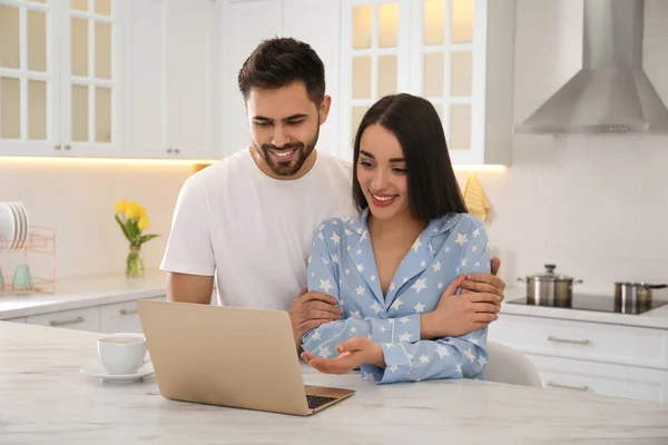 Glückliches Paar Schlafanzug Mit Laptop Küchentisch — Stockfoto