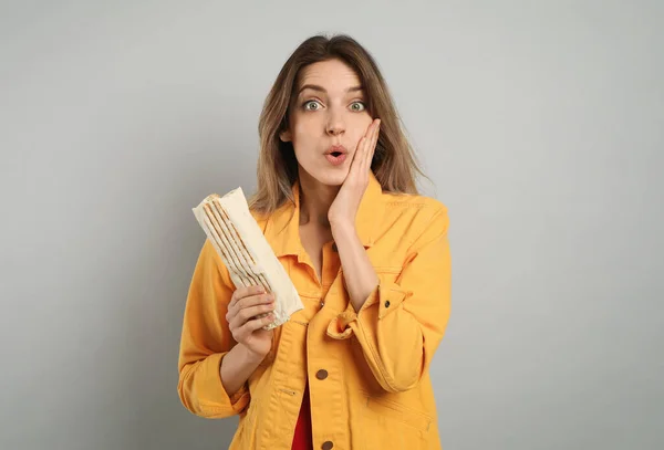 Emotionale Junge Frau Mit Köstlichem Shawarma Auf Grauem Hintergrund — Stockfoto