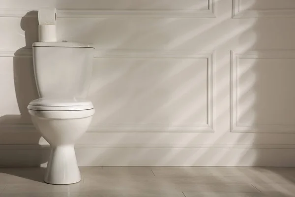 Tigela Toalete Moderno Rolos Papel Perto Parede Branca Banheiro Espaço — Fotografia de Stock