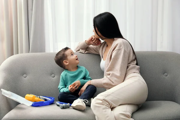 Deprese Svobodná Matka Dítětem Obývacím Pokoji — Stock fotografie