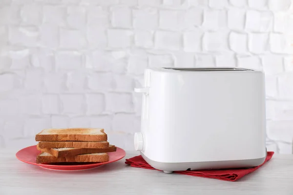 Moderner Toaster Und Brotscheiben Auf Weißem Holztisch — Stockfoto