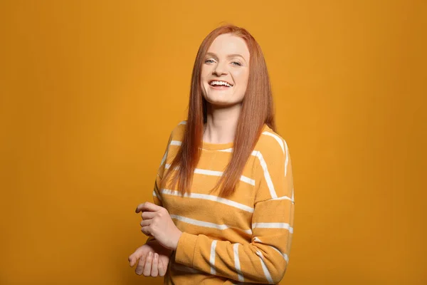 笑容可亲的年轻女子画像 黄色背景 红头发 美丽动人 — 图库照片