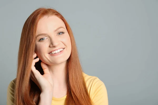 Откровенный Портрет Счастливой Молодой Женщины Очаровательной Улыбкой Великолепными Рыжими Волосами — стоковое фото