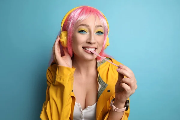 Mujer Joven Moda Peluca Rosa Con Auriculares Masticando Chicle Sobre — Foto de Stock