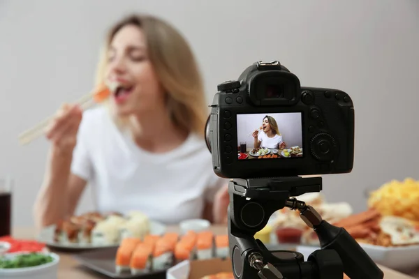 Yemek Blogu Kayıt Programı Bej Arka Planda Kamera Ekranına Odaklan — Stok fotoğraf