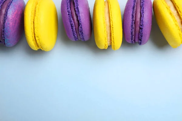 Deliciosos Macarons Coloridos Sobre Fundo Cinza Claro Flat Lay Espaço — Fotografia de Stock