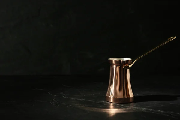 黒いテーブルの上に美しい銅トルコのコーヒーポット テキストのスペース — ストック写真