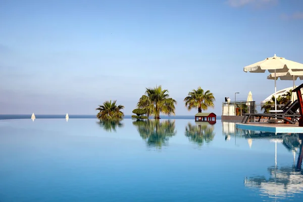 Beautiful Landscape Blue Sky Infinity Pool Resort — Stock Photo, Image