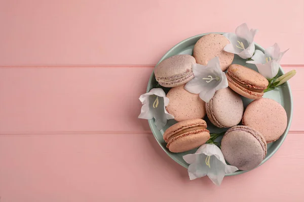 Köstliche Macarons Und Blumen Auf Rosa Holztisch Draufsicht Raum Für — Stockfoto