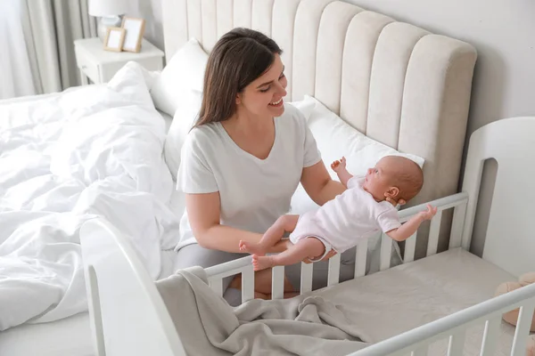 Feliz Madre Joven Con Lindo Bebé Recién Nacido Cerca Cuna — Foto de Stock