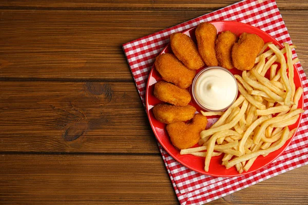 Smakliga Kycklingnuggets Och Pommes Frites Serveras Med Majonnäs Träbord Ovanifrån — Stockfoto