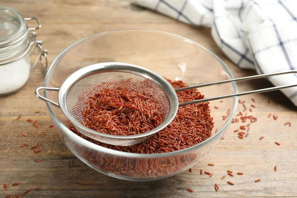 Tamiz Con Arroz Integral Tazón Sobre Mesa Madera — Foto de Stock