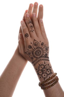 Beyaz arka planda elinde kına dövmesi olan güzel bir kadın, yakın plan. Geleneksel mehndi