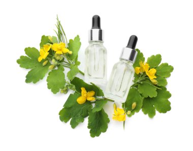 Beyaz arka planda gerekli yağ ve selandin şişeleri, üst görünüm