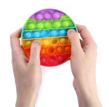 Beyaz arka planda popo oyuncağı kullanan kadın, yakın plan