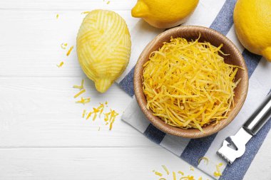 Düz kompozisyon ve beyaz ahşap masada taze limon tadı vardı. Metin için boşluk