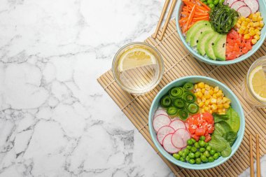 Beyaz mermer masada servis edilen somon ve sebzeli nefis salata. Metin için boşluk