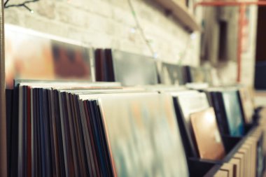 Mağazada birçok farklı vinil kayıt var, yakın plan.