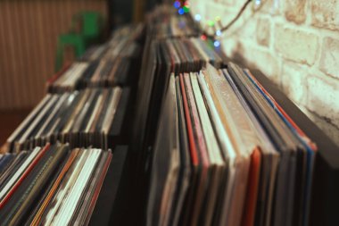 Mağazada birçok farklı vinil kayıt var, yakın plan.
