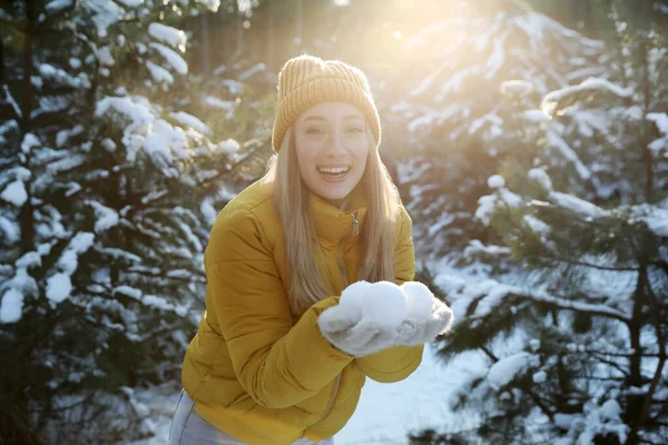 Kvinna Som Håller Snöbollar Utomhus Vinterdagen — Stockfoto