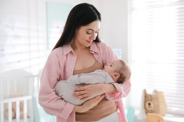 Ung Kvinna Med Sin Söta Bebis Hemma — Stockfoto