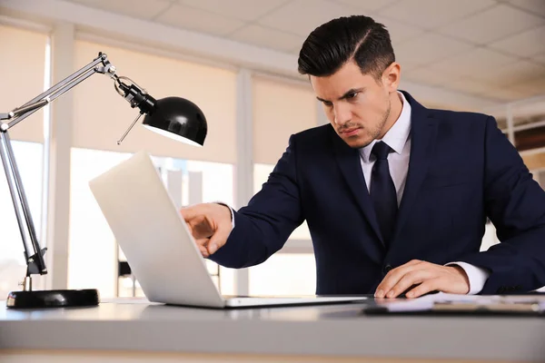 Ofisinde Dizüstü Bilgisayarı Olan Duygusal Bir Adamı — Stok fotoğraf