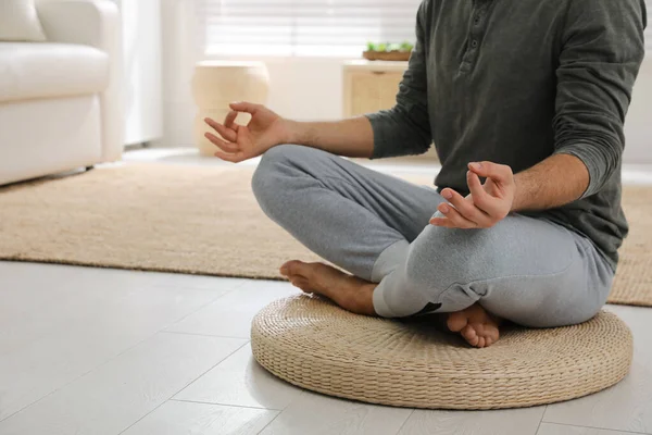 Hombre Meditando Alfombra Mimbre Casa Primer Plano — Foto de Stock