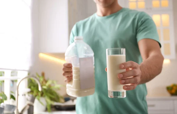 Man Med Gallon Flaska Mjölk Och Glas Köket Närbild — Stockfoto
