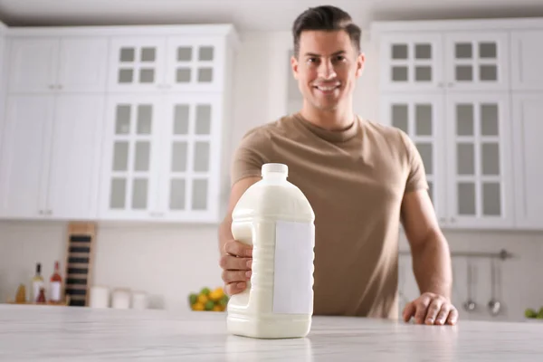 Mężczyzna Butelką Mleka Galon Białym Marmurowym Stole Kuchni — Zdjęcie stockowe