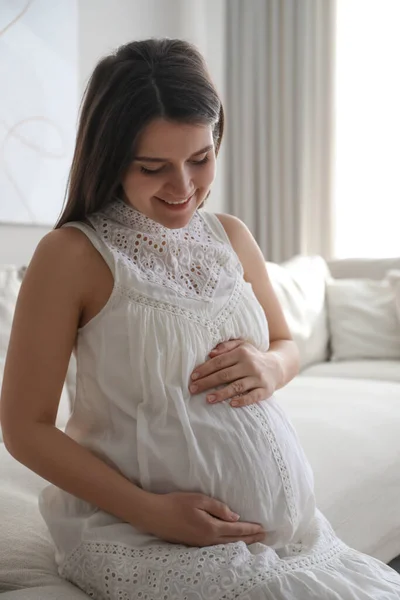 Zwangere Jonge Vrouw Raakt Buik Thuis — Stockfoto