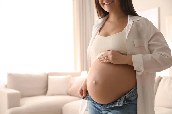 Zwangere Jonge Vrouw Die Thuis Buik Aanraakt Close Ruimte Voor — Stockfoto