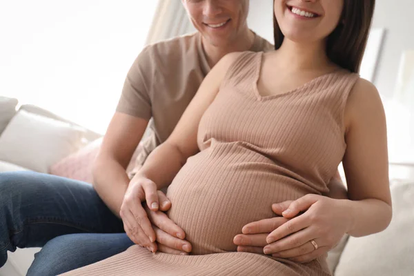 Hombre Tocando Vientre Esposa Embarazada Casa Primer Plano — Foto de Stock