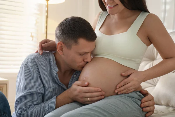 Man Zoent Zijn Zwangere Vrouw Buik Thuis — Stockfoto