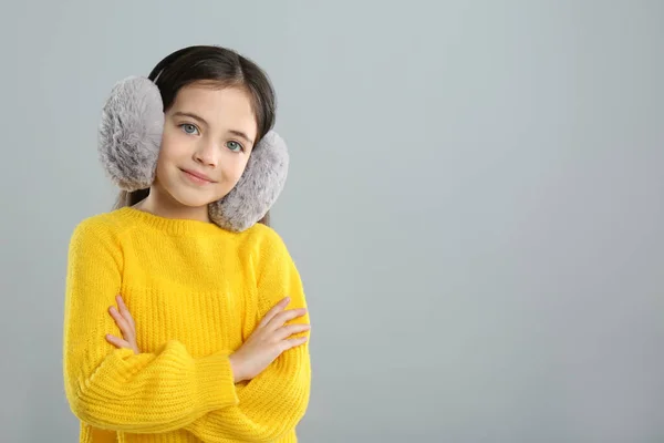 Jolie Fille Portant Des Cache Oreilles Élégants Sur Fond Gris — Photo