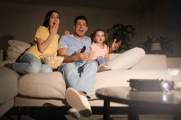 Família Assistindo Filme Com Pipocas Sofá Noite — Fotografia de Stock