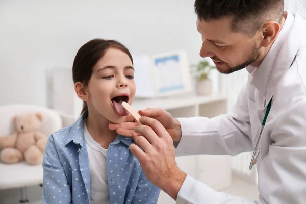 Pédiatre Examinant Une Petite Fille Bureau Hôpital — Photo