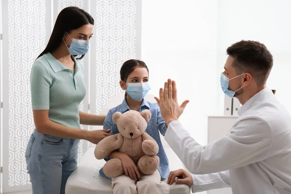 Anne Kızı Çocuk Doktorunu Hastanede Ziyaret Ediyorlar Koruyucu Maskeler Takıyor — Stok fotoğraf