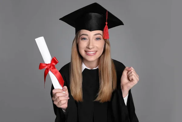 Glückliche Studentin Mit Diplom Auf Grauem Hintergrund — Stockfoto