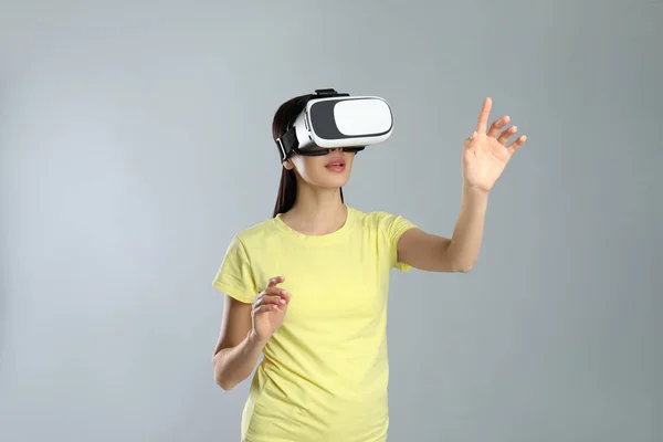 Mujer Usando Auriculares Realidad Virtual Sobre Fondo Gris —  Fotos de Stock