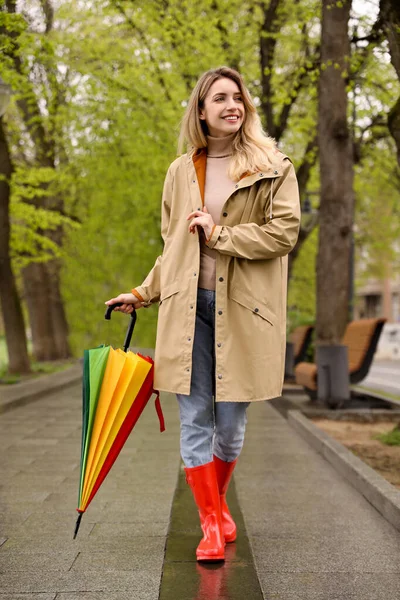 Jeune Femme Avec Parasol Marchant Dans Parc Jour Printemps — Photo