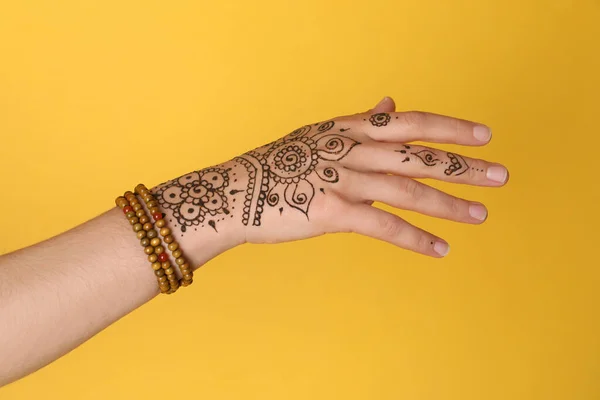 Γυναίκα Όμορφο Τατουάζ Χέννα Στο Χέρι Κίτρινο Φόντο Κοντινό Πλάνο — Φωτογραφία Αρχείου