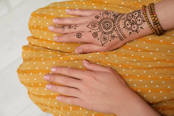 Mulher Com Bela Tatuagem Hena Mão Vista Superior Mehndi Tradicional — Fotografia de Stock