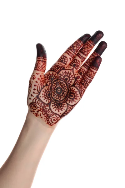 白い背景に手のひらにヘナの入れ墨を持つ女性 クローズアップ 伝統的なメンディの飾り — ストック写真