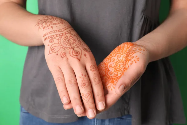 Vrouw Met Henna Tatoeages Handen Tegen Groene Achtergrond Close Traditionele — Stockfoto