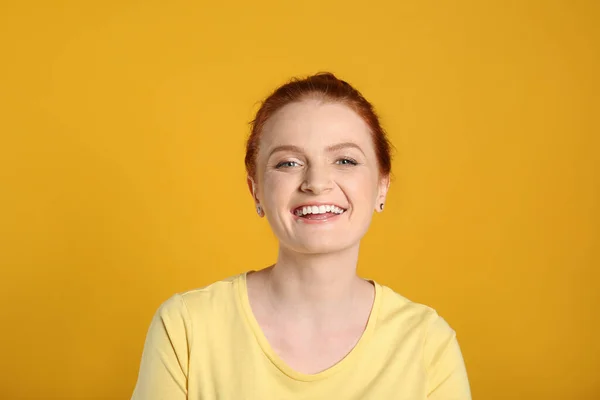红头发的快乐女人的蜡像画 黄底带着迷人的微笑 — 图库照片
