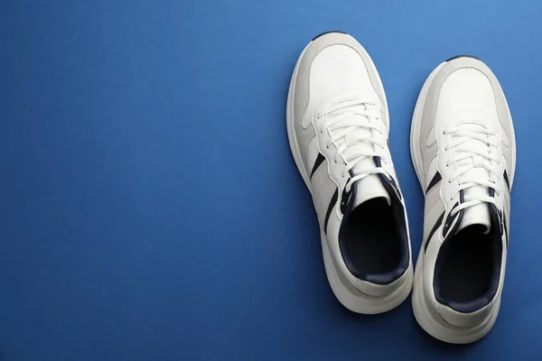 Par Sapatos Esportes Elegantes Fundo Azul Flat Lay Espaço Para — Fotografia de Stock