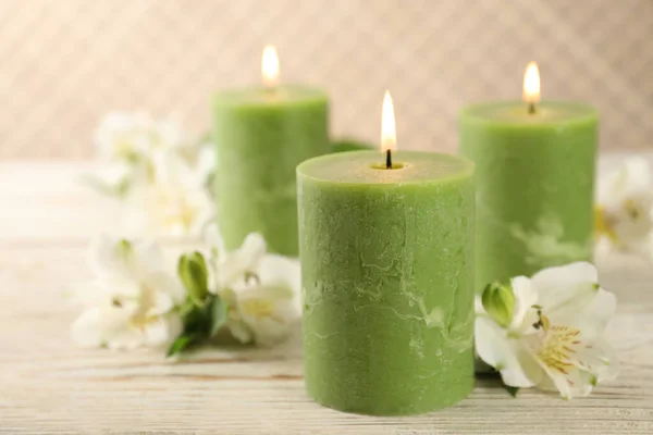 Brännande Ljus Och Vackra Blommor Vitt Träbord — Stockfoto