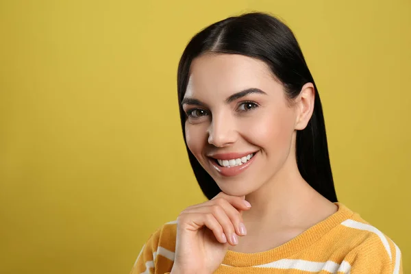 Ritratto Giovane Donna Felice Con Bei Capelli Neri Sorriso Affascinante — Foto Stock