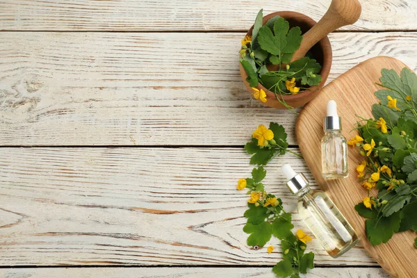 Botellas Aceite Celidonia Natural Mortero Con Mortero Flores Sobre Mesa —  Fotos de Stock